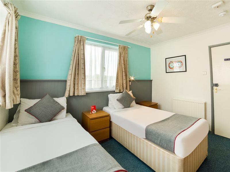 Marina Hotel Сандаун Екстериор снимка